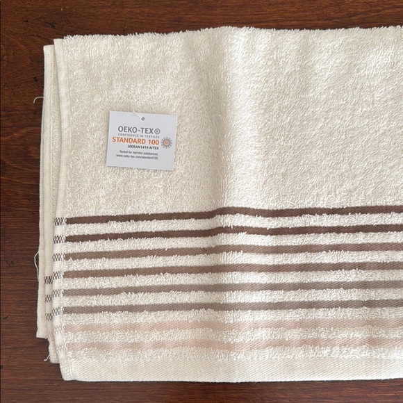 NWT Beige Striped Bath Towels! - Picture 6 of 16